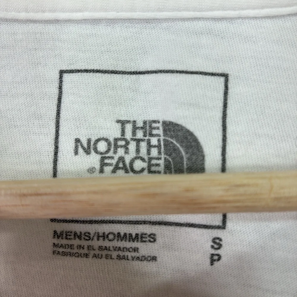 🍡 the north face white T-shirt with red black logo well worn